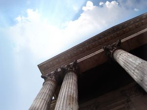 Image of courthouse pillars